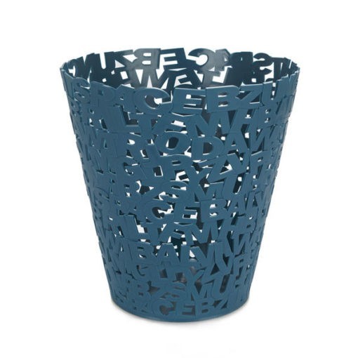 Műanyag betűkből álló szemeteskosár kék színben. A szemetes mérete: 30x28