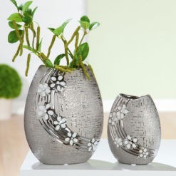 Matt és fényes ezüst színű ovális kerámia váza feher virágokkal 14,5cm Daisy