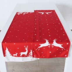 Fehér rénszarvas mintás piros színű asztali futó 140x40cm