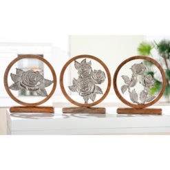 Nagy méretű kör alakú fa asztali dekoráció ezüst színű rózsával 28cm