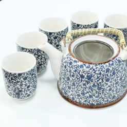 7 részes fehér kerámia gyógynövényes teás készlet szűrővel díszdobozban kék színű leveles mintával