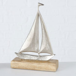 Ezüst színű vitorlás hajó szobor fémből, fa talapzaton, 15x22cm Abigail