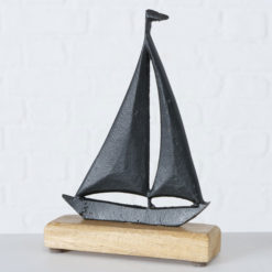 Fekete színű vitorlás hajó szobor fémből, fa talapzaton, 15x22cm Abigail