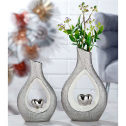 Kerámia váza ezüst és fehér színben, matt és fényes felülettel ezüst szívvel