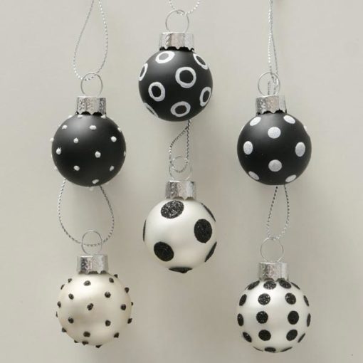 Üveg karácsonyfadísz gömb, fekete és ezüst színű, matt felületű, pöttyös, körös, 3cm 18db