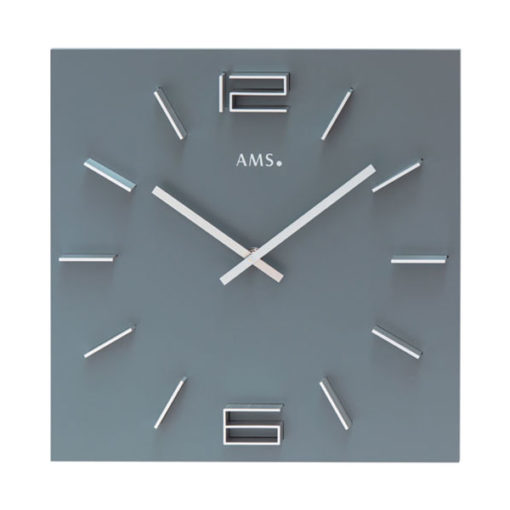 Minimalista megjelenésű AMS falióra ezüst számokkal, antracit színű fa alapon, 34cm