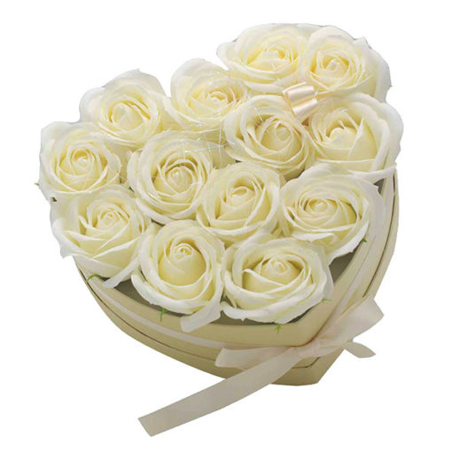 13 szál krém színű rózsa szappan szív alakú díszdobozban