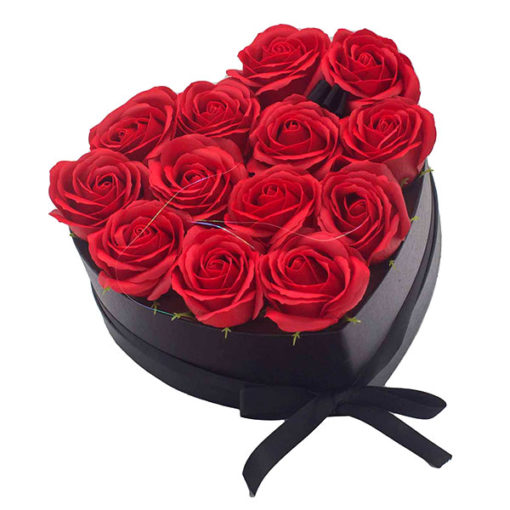 13 szál piros színű rózsa szappan szív alakú díszdobozban